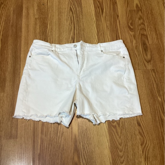 Women’s shorts size 18 color white - Picture 2 of 9